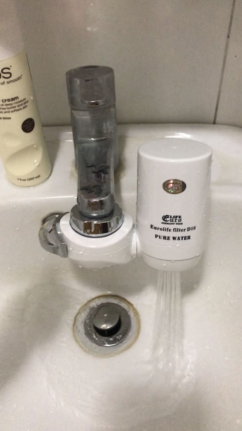 Lắp hơi gian nan, bạn nên đọc kỹ HDSD và nhớ mở phần lõi lọc tháo nilon trước rồi mới ***. Nước lúc mới ra hơi đen, mình đoán do than hoạt tính bên trong, mở 1 lúc là ok. Nước nhà mình nhiều bùn đất, mở 15’ đã thấy lõi chuyển màu vàng. Nhưng ko sao, có phần lọc này mình cũng yên tâm hơn nhiều. Sẽ mua thêm. Lắp hơi gian nan, bạn nên đọc kỹ HDSD và nhớ mở phần lõi lọc tháo nilon trước rồi mới ***. Nước lúc mới ra hơi đen, mình đoán do than hoạt tính bên trong, mở 1 lúc là ok. Nước nhà mình nhiều bùn đất, mở 15’ đã thấy lõi chuyển màu vàng. Nhưng ko sao, có phần lọc này mình cũng yên tâm hơn nhiều. Sẽ mua thêm.