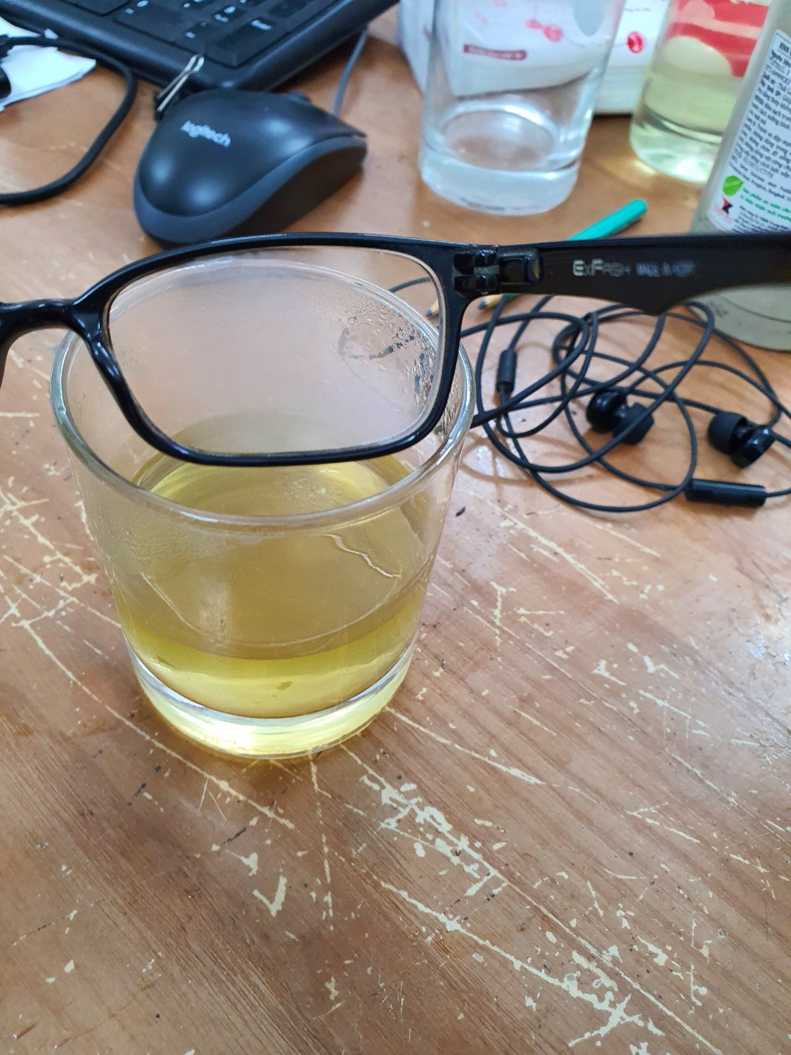 Sau khi *** thử vài lần thì tôi có review như sau: 
- Nó cũng có giúp cải thiện việc mờ kính do hơi nước. Hơi nước bám vào kính bay nhanh hơn so với bình thường 1 chút. Nhưng như thế là chưa đủ với tôi. Tôi đã từng sử dụng sản phẩm khác có tác dụng rõ rệt hơn nhiều.
- Sản phẩm có giá tương đối cao, nhưng tác dụng không được như kỳ vọng. 
- Bên dưới là ảnh tôi review thử. Tôi có up video nhưng hình như không up được. Chỉ có ảnh. Mắt kính bên trái tôi dùng sản phẩm khác. Và thử sản phẩm này với mắt bên phải, nhưng khi đưa vào cốc nước ấm thì mắt kính phải mờ hẳn. Cho thấy hiệu quả chống mờ không tốt lắm.
- Tôi không đề xuất sản phẩm này.