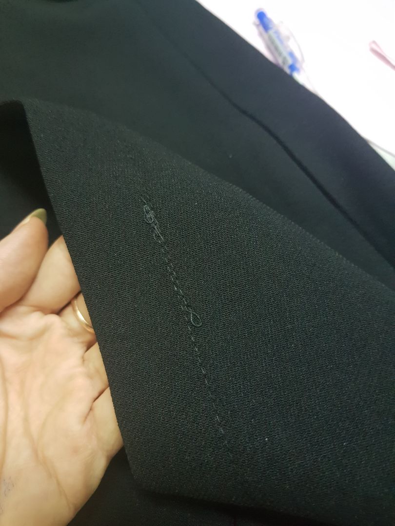 mình mông 89, eo 68, theo bảng tính của shop là cỡ size M mà về thử còn phải bóp vào tận 10cm, lười đổi trả nên tốn thêm 20k ra tiệm bóp lại. vải dày, đường chỉ may tà trước lộn xộn. mua sale 145k