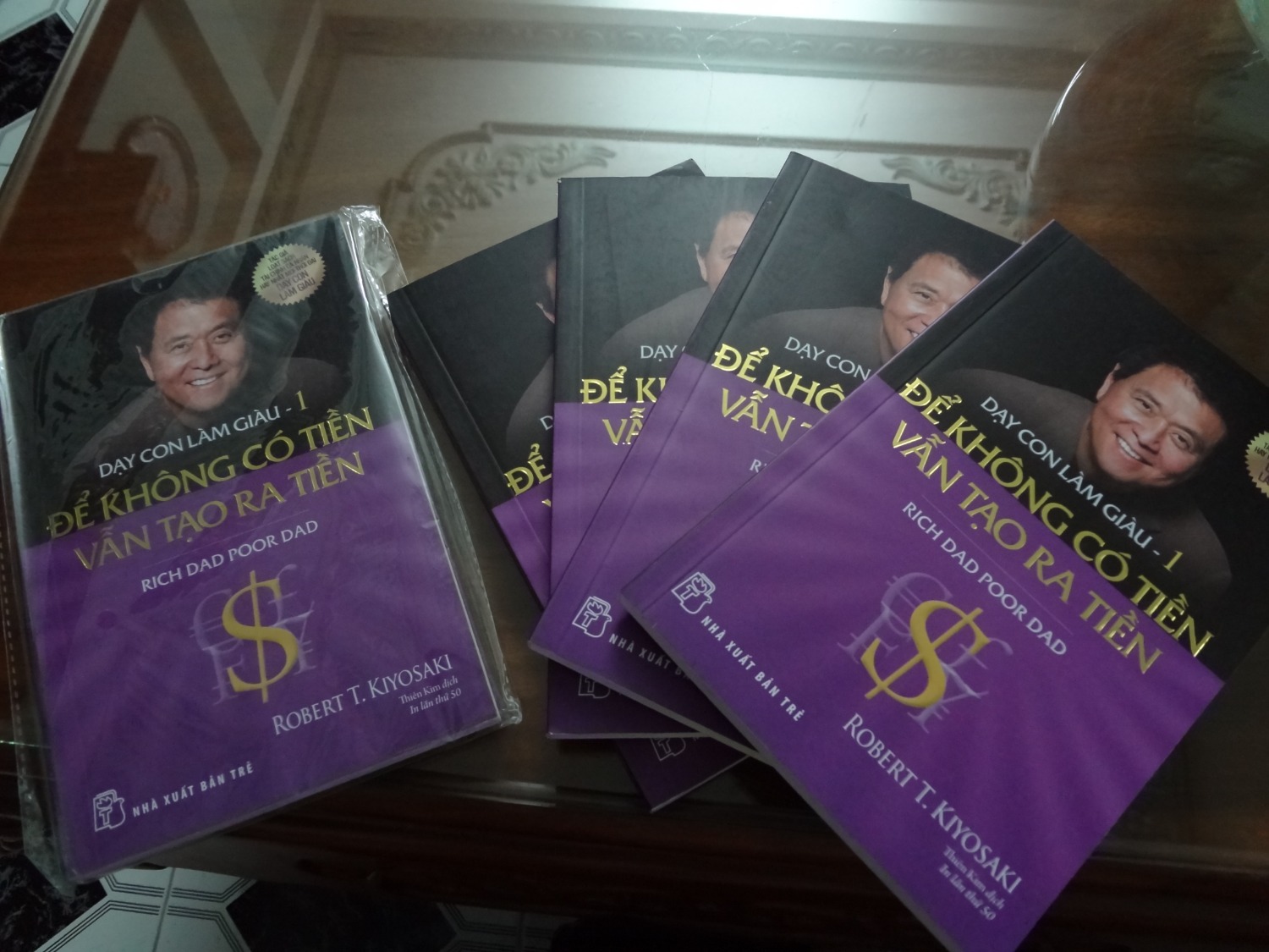 E đặt 5 cuốn tập 1 bên TIKI để tặng bố và các người họ hàng khác, nhưng khi nhận hàng thì chỉ nhận được 1 cuốn là đóng gói bao bì đầy đủ, còn 4 cuốn kia không có đóng gói giấy bóng kính bên ngoài ạ. Điều này làm e rất khó chịu, sợ khi tặng mọi người sẽ bảo là sách cũ, đọc rồi mới tặng lại. E cần một lời giải thích ạ! TIKI làm việc kì quá ! Lần trước đặt hàng thì sách bị rách trang, lần này đặt hàng thì sách lại không có bao bì bên ngoài đầy đủ. Cần TIKI phản hồi sớm và thu hàng trở về !!!