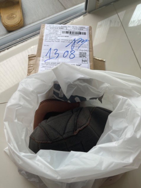 Hàng máy rất đơn giản và bị bong đường chỉ . Hàng sx năm 2020 nhưng không hề để thông tin khi bán hàng . Đóng gói không cẩn thận nhăn nhó như giấy báo vì lại .