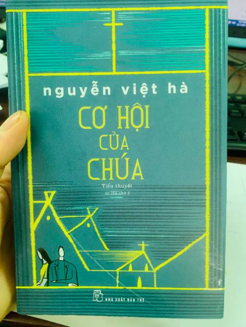 sách hay rất đáng để đọc.

Cách viết của Tác giả khá lạ lẫm với mình lần đầu tiên gặp. Đọc truyện như quá trình ghép tranh vậy không có người kể chuyện mỗi nhân vật tự kể lên câu chuyện của mình và cũng không theo trình tự thời gian nào cả nên mới đầu đọc dễ bị lẫn nhưng càng đọc thì càng cuốn hút. 

Về hình thức thì sách rất đẹp, chứ in rõ nét.