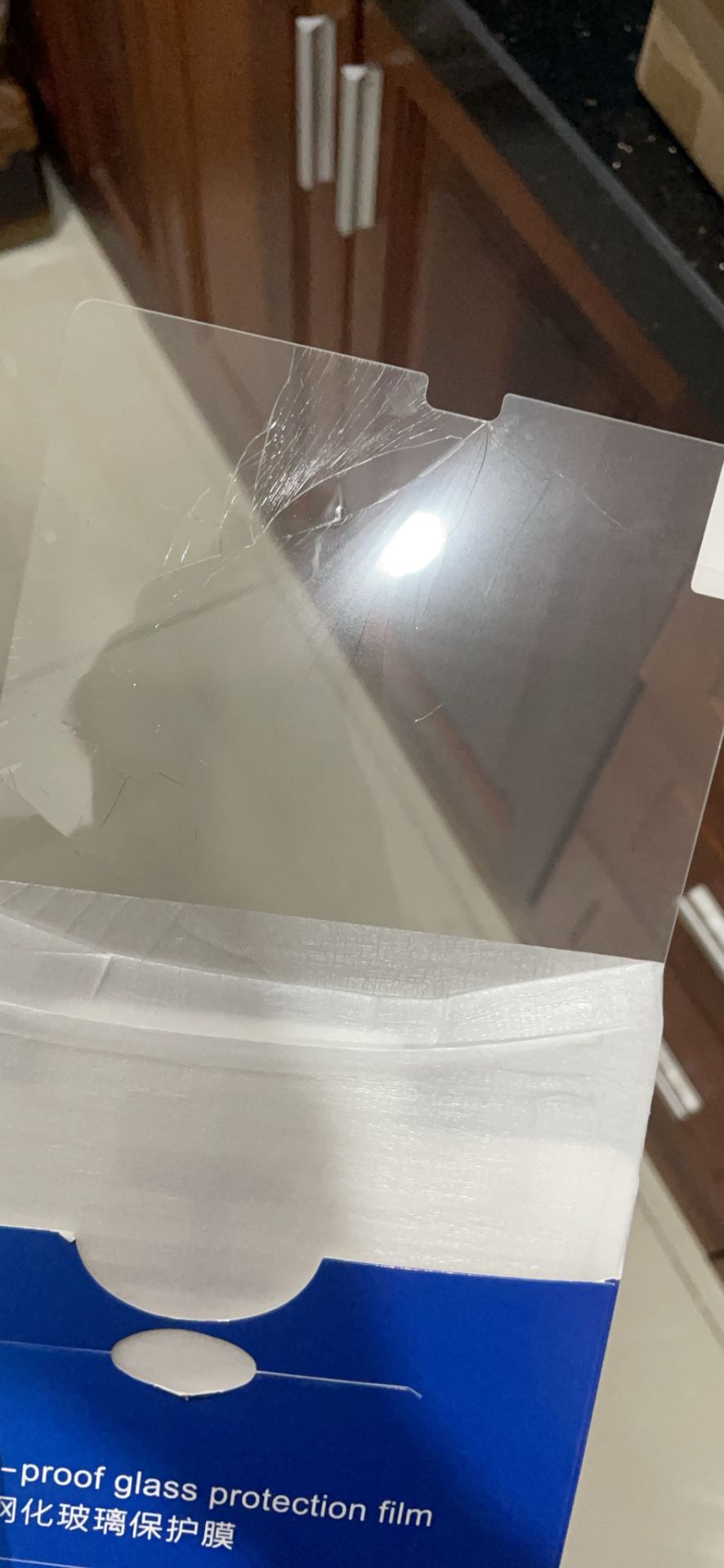 kính cường lực vừa nhận đã bị nứt. đề nghị shop cho trả hàng