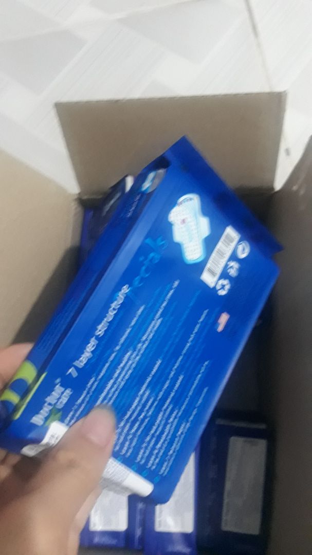 Bao bì mới, vuông vức đẹp đẽ, nhìn là thấy xịn xò, có mùi thơm nữa. Tặng bịch khăn giấy cũng xinh xịn lắm nè.