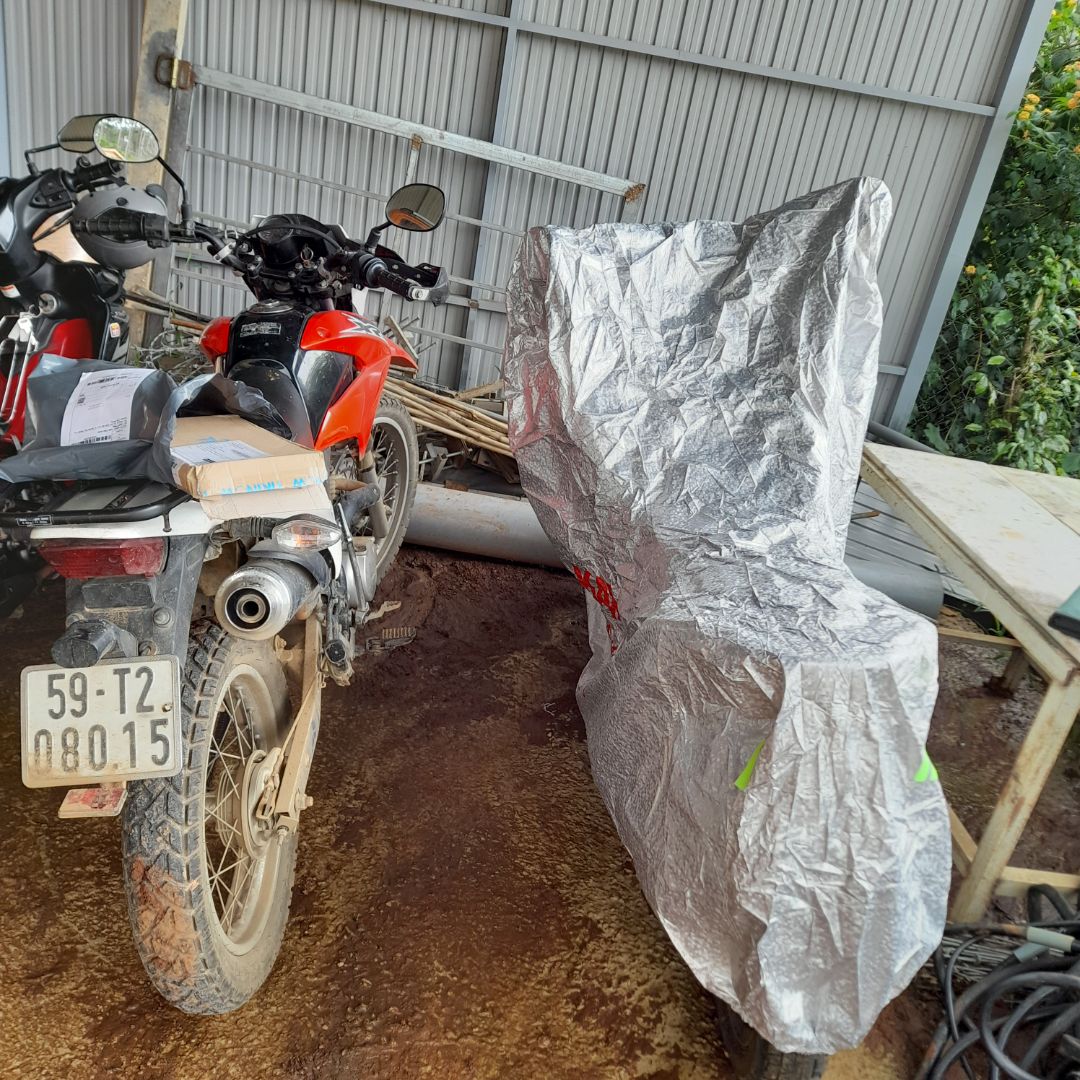 nhìn chung ổn so với tầm giá. Bạt to phủ kín được cả chiếc CB400. Có cái là lúc bung ra hơi khó xác định vị trí đầu đuôi