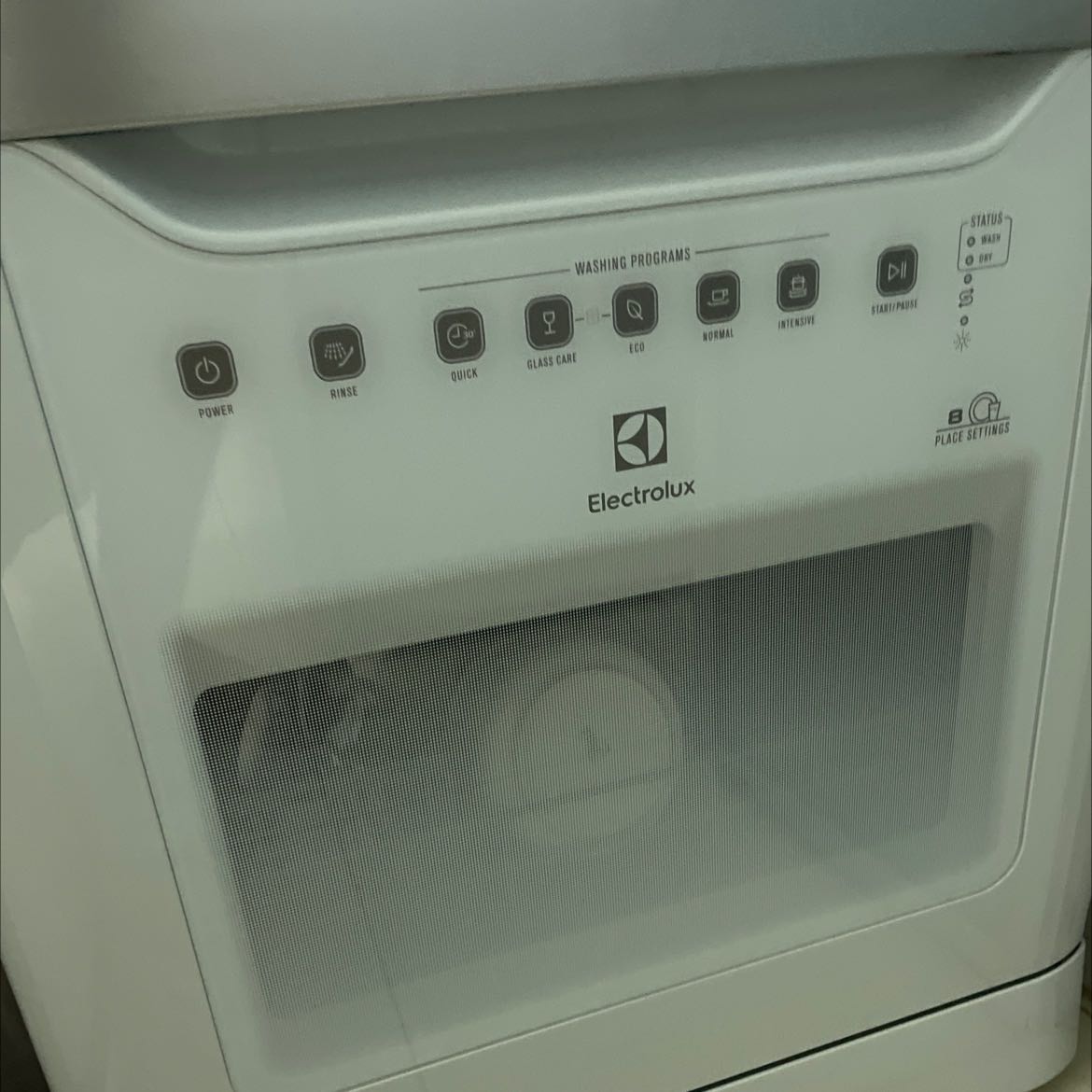 Đã xài máy rửa chén được một tuần.
Kích thước vừa hộc tủ bếp nhà mình luôn.
Máy rửa khá sạch, sau khi rửa xong mở hé cửa thì chén dĩa sẽ khô khoảng 90%. 
Nhà mình 3 người lớn khoảng 5 bữa sẽ rửa một lần.
Nhà mình dùng viên rửa sunlight thì chỉ dùng nửa viên cho mỗi lần rửa.
Cách xếp chén dĩa thì cứ xếp nhiều lần sẽ quen và xếp hợp lý thì sẽ sạch và không bị đọng nước.