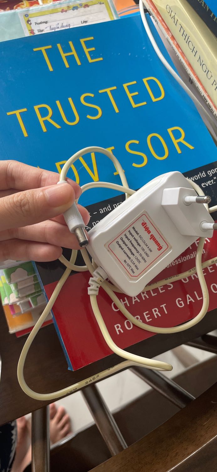 1 cái đèn học gần 600 ngàn thì vốn dĩ ko phải loại rẻ tiền. Hơn nữa hộp đèn cũng chẳng phải loại niêm phong. Lúc mở ra thì hộp đèn kiểu cũ dơ, miếng keo dán rách. Trong hình cũng thấy cọng dây đèn vàng khè như kiểu đc tiếp xúc ngoài ko khí chứ ko phải hàng mới nguyên seal. Làm ăn quan trọng là uy tín. Điện quang ráng tống hàng bán được thì mừng nhưng làm 1 khách hàng thất vọng kiểu này ko đáng. NHÌN KO KHÁC GÌ ĐỒ MUA lại ở mấy tiệm điện bán đồ cũ