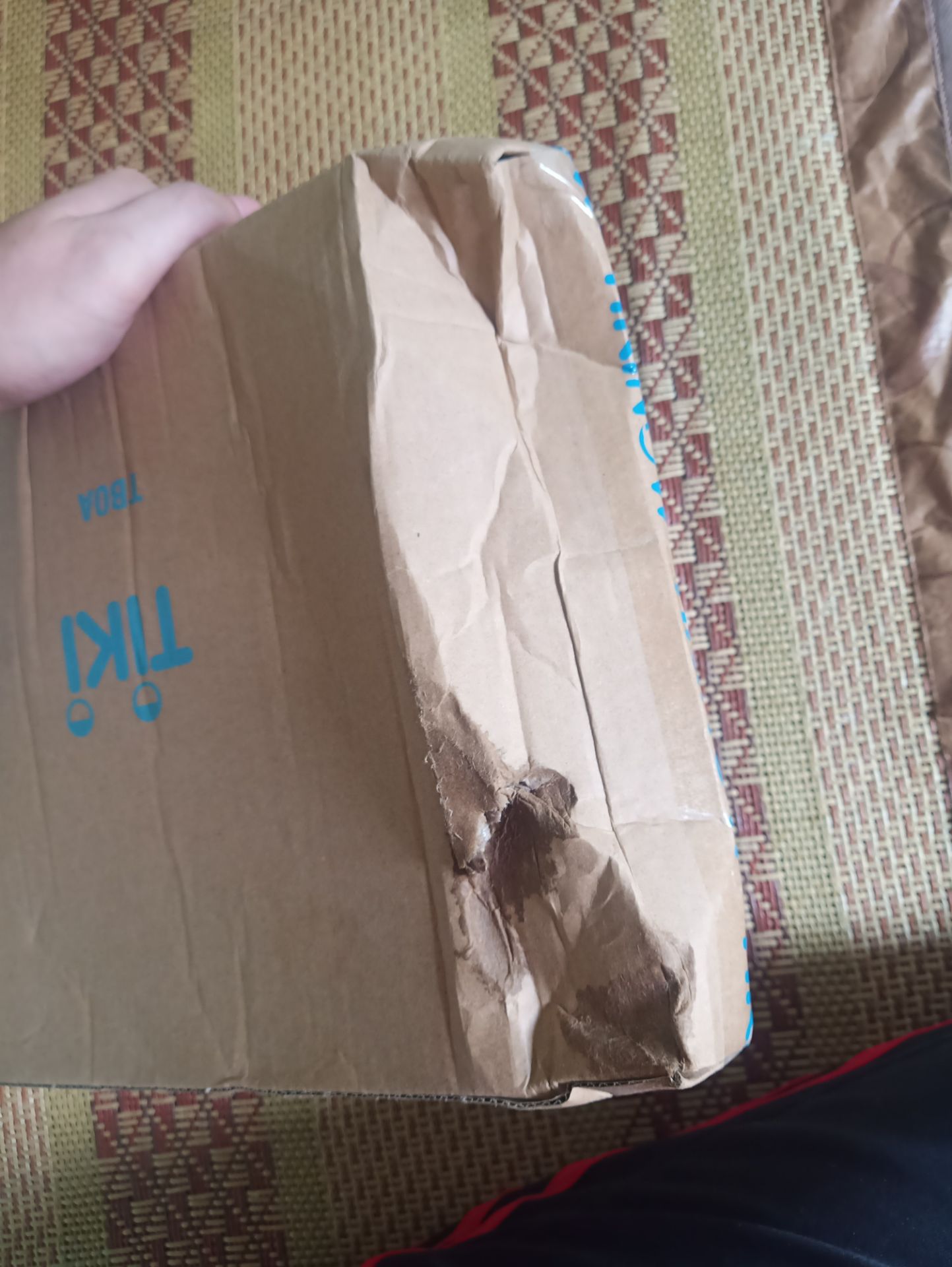 Cuốn này thì ngoài việc được bọc nhìn khá khó coi thì bên trong cũng không bị vấn đề gì. mong là shop sẽ bọc kỹ hơn cho sách nếu k mình sợ lần sau móp hộp vào đúng vị trí có sách thì rất tiếc