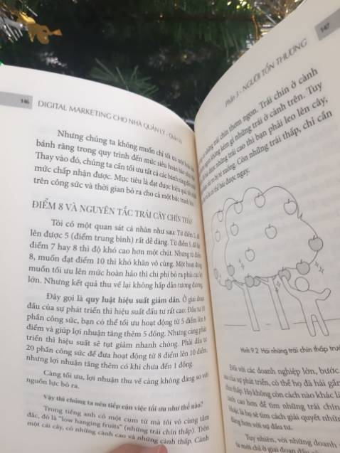 Sách hệ thống kiến thức digital marketing hữu ích cho các vị trí quản lý. Ưu điểm là không đi sâu lạm bàn các kênh, thủ thuật hay công cụ (những thứ này sẽ lỗi thời sau một thời gian), mà đi sâu vào tư duy kinh doanh, nguyên lý làm digital marketing và quản lý đội ngũ. Đặc biệt phần kinh nghiệm hợp tác với các agency rất hữu ích.
P/s: Trình bày theo cấu trúc phân ra làm 4 nhóm nhu cầu hấp dẫn và giúp dễ tìm đúng phần nội dung đang cần.