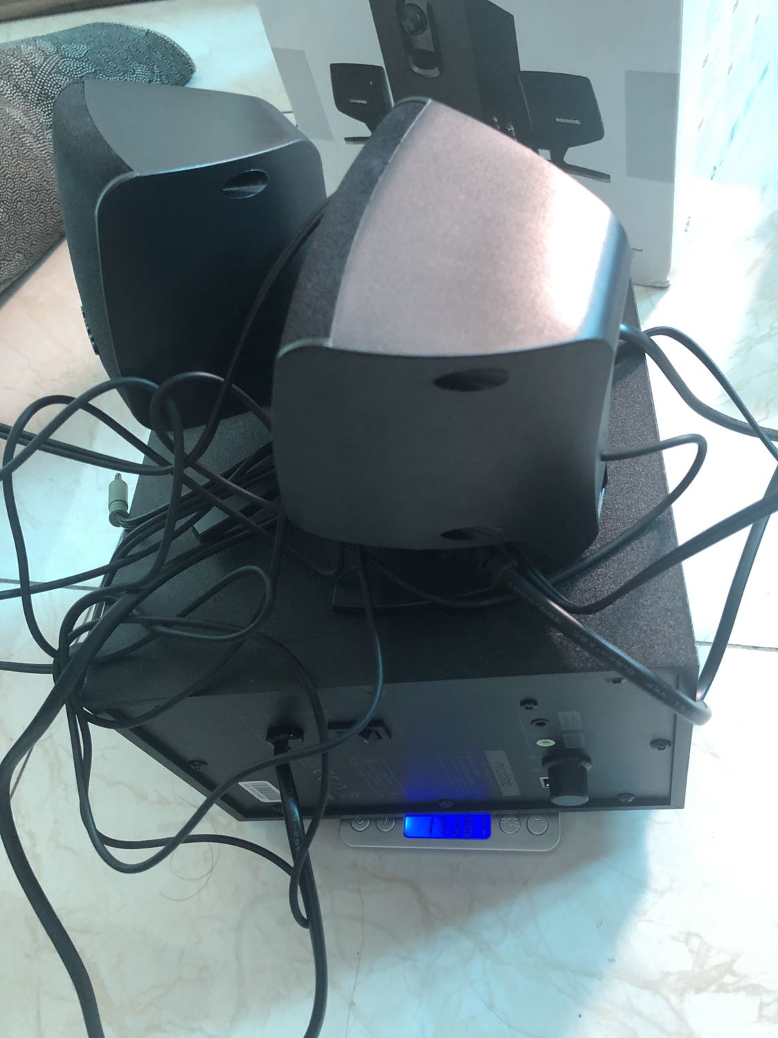 Nhận được loa kích thước nhỏ hơn và nhẹ cân hơn khá nhiều so với thông tin trong mô tả sản phẩm, chất lượng âm thanh rất chán. Lần nào mua hàng Tiki cũng chọn Tiki Trading vì tin tưởng, nhưng lần này khá thất vọng. Đã gửi yêu cầu đổi trả.