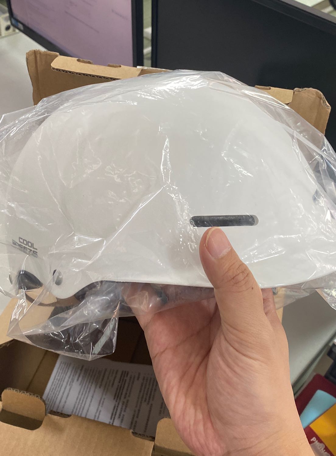 Tiki giao hàng nhanh hơn cam kết, đóng gói kỹ chắc chắn. Nón bảo hiểm nhẹ, đội thoáng đầu, chất liệu nhựa nhám có 2 màu trắng và xám đen đều ok Tiki giao hàng nhanh hơn cam kết, đóng gói kỹ chắc chắn. Nón bảo hiểm nhẹ, đội thoáng đầu, chất liệu nhựa nhám có 2 màu trắng và xám đen đều ok