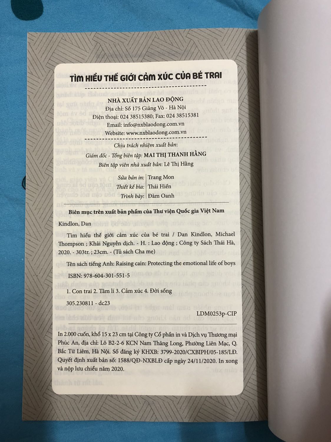 Sách in xịn lắm. Đáng đồng tiền bát gạo mua sách thật. Ko có một lỗi nào về mặt hình thức. Bìa mềm nên lật giở rất linh hoạt. Nên mua.
