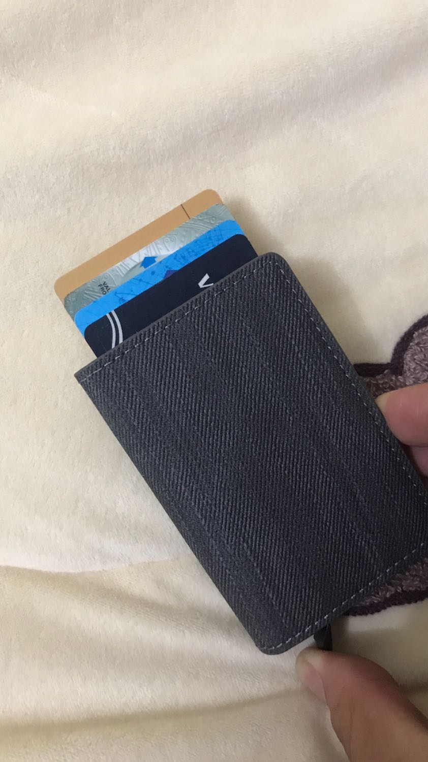 Ví đẹp và tiện dụng. Đa chức năng phết mọi người ạ. Phần vỏ da có thể để tiền mặt và giấy tờ nhỏ được. Phần hộp nhôm thì để thẻ thoải mái luôn. Thích nhất là nhét thẻ vào chắc chắn không bị rơi khi đẩy thẻ ra thì thẻ được đẩy theo thứ tự cao thấp rất dễ lấy và hay. Sản phẩm tốt. Ủng hộ shop.