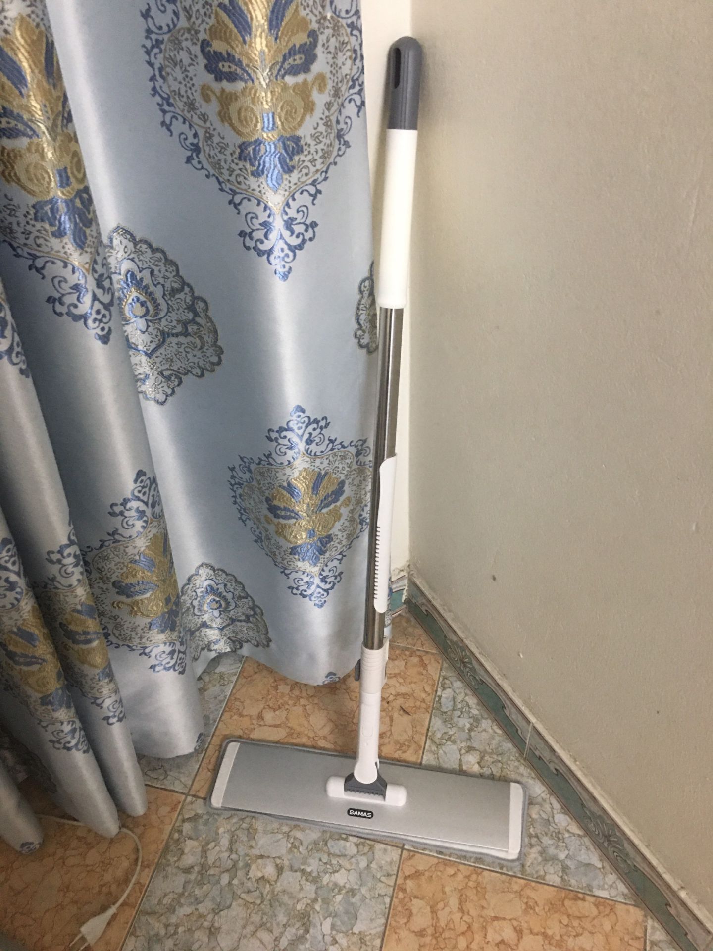 1. Ưu điểm:
- Cây làm bằng kim loại thép nên cần cực chắc chắn
- Bản lau to, lau nhà dọn dẹp nhanh chóng
- Bông lau mềm mịn, lau sạch, không bị bết
- Độ dài cây lau khá dài, dễ di chuyển
- Các khớp nối trơn tru, linh hoạt xoay 360 độ
2. Nhược điểm:
- Chỉ có 1 miếng lau đi kèm thui huhu
- Miếng lau dạng dán nên phải giặt bằng tay nè

Hỏa tốc của Tiki luôn uy tín, giao trước cả 2h ấy, đóng gói cẩn thận, kết cấu chắc chắn.