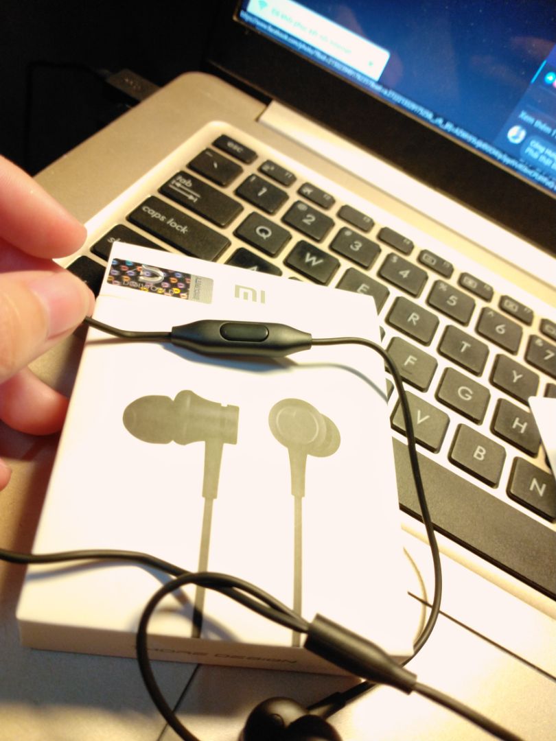 Hàng giống hình, ship hơi lâu, tiếng có vẻ k đc to, đóng gói bình thường, túi mút là túi đóng tạm, k phải túi có miếng dính, trừ việc tiếng k được to thì còn lại chắc oke.