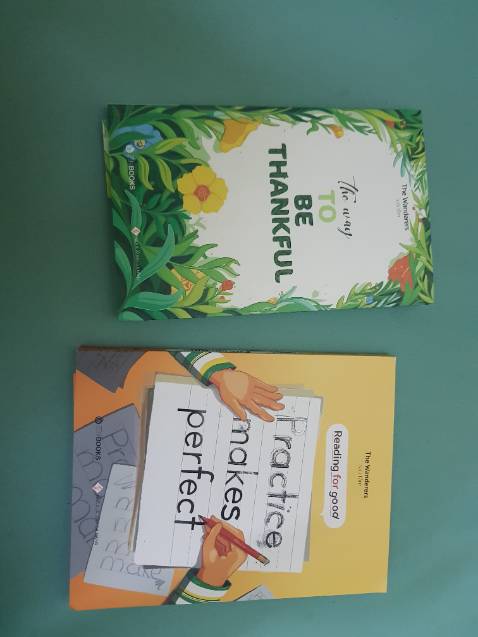 Sách bìa đẹp, giấy màu tốt, tuy nhiên nếu muốn học song ngữ Anh-Việt qua cuốn sách này nhất là những ai mới vỡ lòng hoặc cơ bản thì rất khó học được, nếu tập đọc thì ok chứ từ vựng Tiếng Việt khá phức tạp và xưa cũ (kiểu dùng trong thời đại xưa) còn từ Tiếng Anh thì ko phải là những từ thường sử dụng phổ biến, nói chung tập đọc cho quen mặt chữ và phát âm thì ok. Giao nhanh gói kỹ, shipper nhiệt tình vui vẻ thân thiện, thanks all