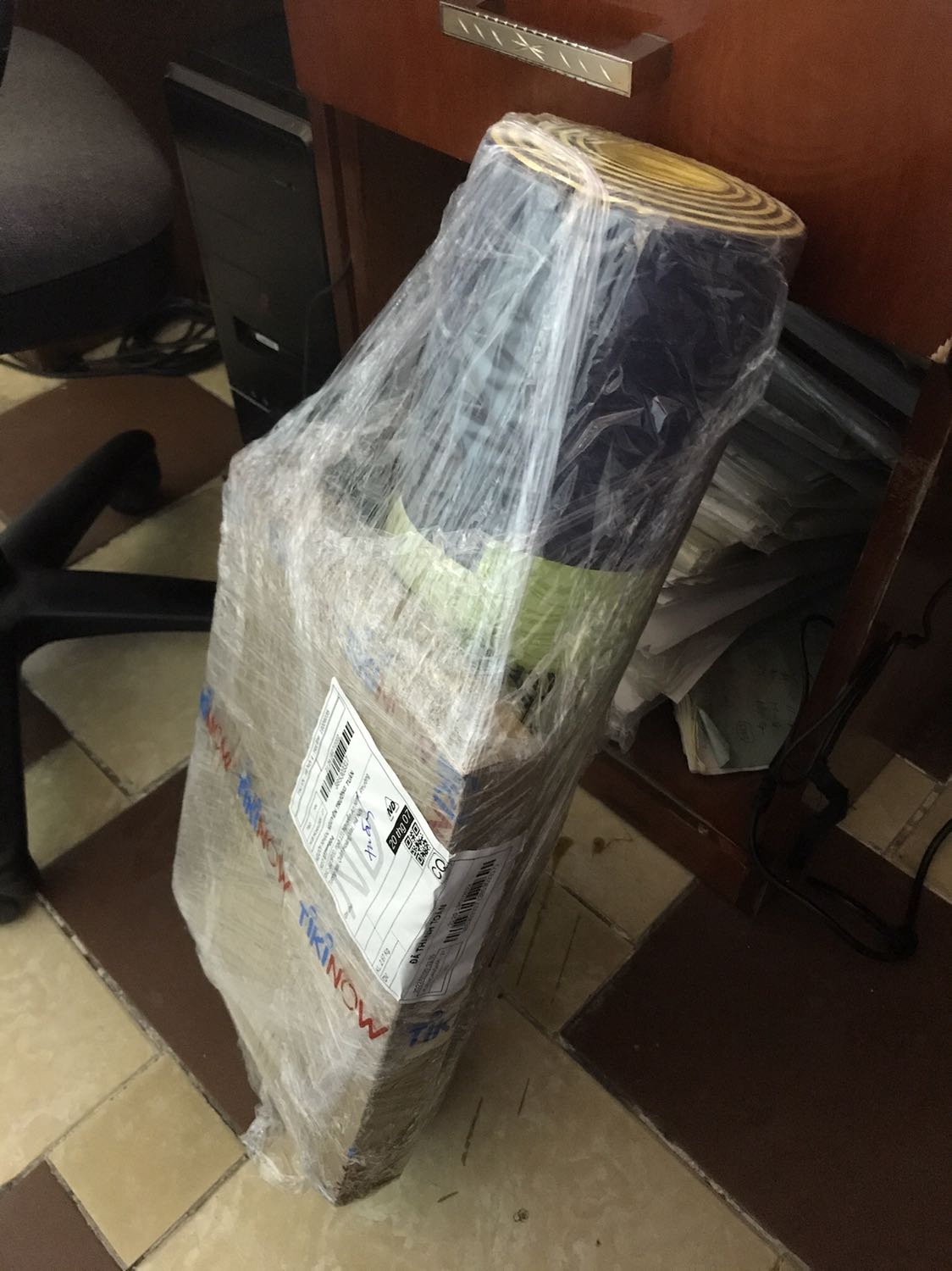 Hàng được đóng gói khá chắc chắn. Chắc vì chắc chắn quá nên 1 số chỗ bị lõm hẳn vào như hình. Nhưng k ảnh hưởng gì lắm. Màu đẹp, đường vân rõ ràng, dày dặn, sờ êm và mượt.