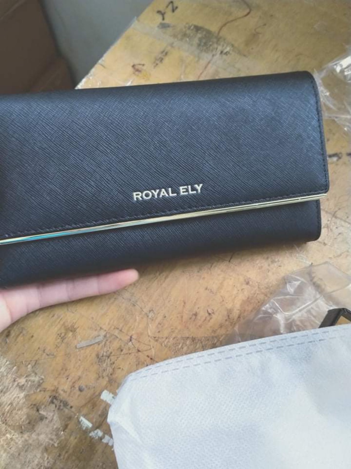 Đã nhận hàng, hàng, hộp đựng cẩn thận. Ví form dáng basic nhưng vì thiết kế có ánh vàng kim nên nhìn sang chảnh hơn nhiều, đẹp, có nhiều ngăn để đựng thẻ. Khóa kéo cũng mượt mà Đã nhận hàng, hàng, hộp đựng cẩn thận. Ví form dáng basic nhưng vì thiết kế có ánh vàng kim nên nhìn sang chảnh hơn nhiều, đẹp, có nhiều ngăn để đựng thẻ. Khóa kéo cũng mượt mà