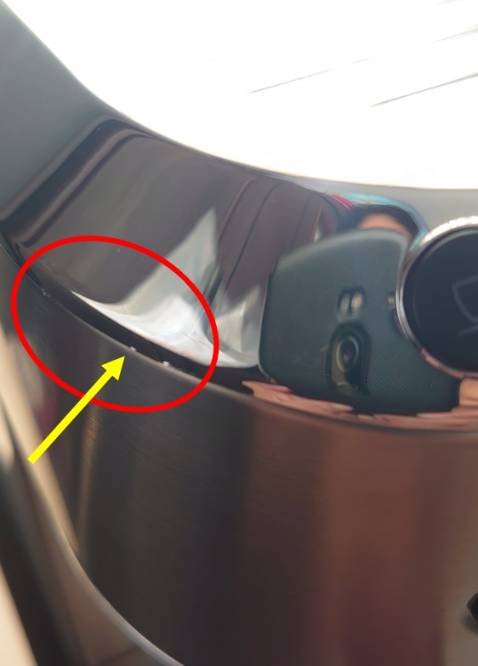 Máy bị rỉ nước bên dưới đáy, nắp trên có dấu hiệu bị cạy, thật thất vọng với Tiki Trading lần này, hộp đựng máy thì như lưu kho và vận chuyển từ 10 năm rồi, cũ và sờn hết cả!