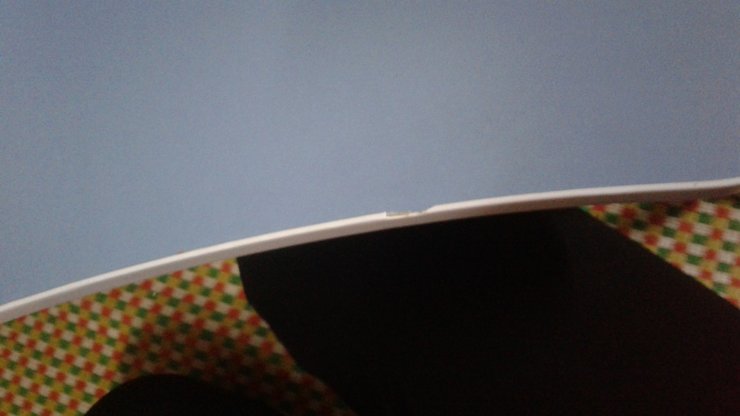 Mình không thích bàn màu sáng vì rất hay bẩn nên đã đặt màu đen mà cuối cùng vẫn giao mình màu xanh, bàn còn bị nứt mấy chỗ ở các mép dù lúc mình khui hàng thì hàng được bọc rất kĩ và bên ngoài còn bọc xốp, chứng tỏ các vết nứt là trước, một số vết nứt còn được dán băng dính.Thực sự không hài lòng về sản phẩm nhận được