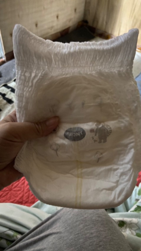 Tã siêu mềm mại, êm ái. Thấm hút tốt khử mùi tốt. Bé mặc ngủ qua đêm mà ko bị tràn, ko hăm tã.