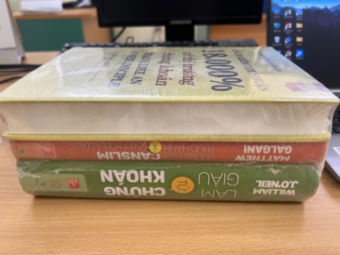 Sách thì mình mới đọc ít; chưa bình luận gì được nhiều. Sách đóng gói cẩn thận; chất lượng in và giấy tốt; là loại giấy chống lóa; đọc lâu ko hề mỏi mắt.