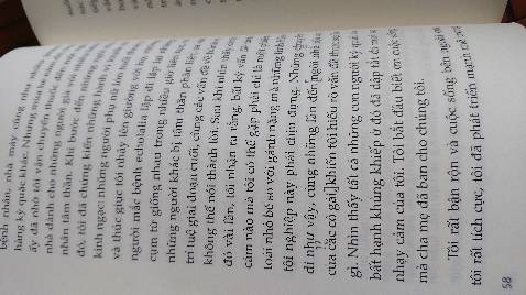 100% là mình bị mắc hội chứng mất thiện cảm với những quyển sách được dịch & biên tập cẩu thả. Lấy một vài dẫn chứng: "Những luật sư mà tôi đang tư vấn có một anh chàng đã giết một số người..." (trang 76, sau một hồi ngẩn ngơ thì mình hiểu là "Những luật sư mà tôi đang tư vấn có một thân chủ đã giết vài người..."). Hay như "...đồng cỏ bò" (trang 307, mà có lẽ là "đồng cỏ chăn thả bò"); "...không ngày nào không trôi qua mà tôi không hút thuốc." (trang 331, mình đã gạch không thương tiếc từ "không" ở chính giữa, cũng như từ "nay" trong "nay không" - trang 314 - đáng ra phải là "hay không", từ "trên" trong "trên trong" - trang 346 - đáng ra phải là "bên trong") và còn nhiều nữa, như kiểu bưng nguyên xi từ Google dịch vậy. 

Riêng cái đoạn "ngôi nhà tội ác của các cô gái" cuối trang 58 thì mình hoàn toàn không hiểu nổi, chẳng ăn nhập gì với "ngôi nhà dành cho những người già với nhiều bệnh nhân tâm thần" ở đầu trang 58.