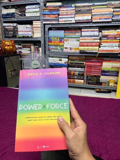 Không nên mua vì sách dùng các thuật ngữ chuyên ngành nhiều quá nên đọc chẳng hiểu gì cả. sách đã tái bản lần 17 có thể bạn đọc mua vì hiệu ứng tin đồn đám đông