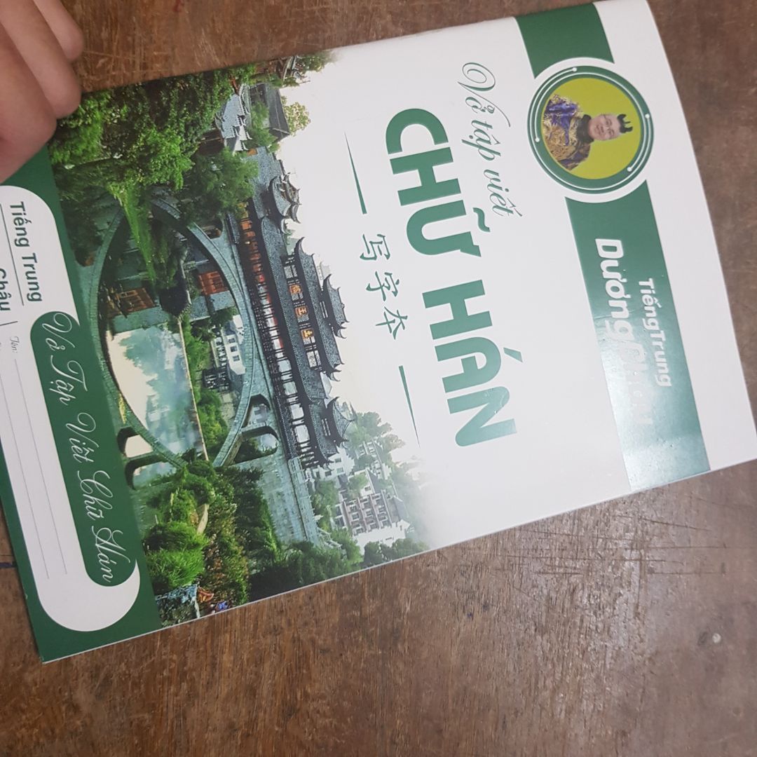 chỉ là quyển vở nhưng bìa in sắc nét. chất giấy dày dặn. giá mà shop in dày hơn nữa thì tốt. tiki giao hàng nhanh chỉ là quyển vở nhưng bìa in sắc nét. chất giấy dày dặn. giá mà shop in dày hơn nữa thì tốt. tiki giao hàng nhanh