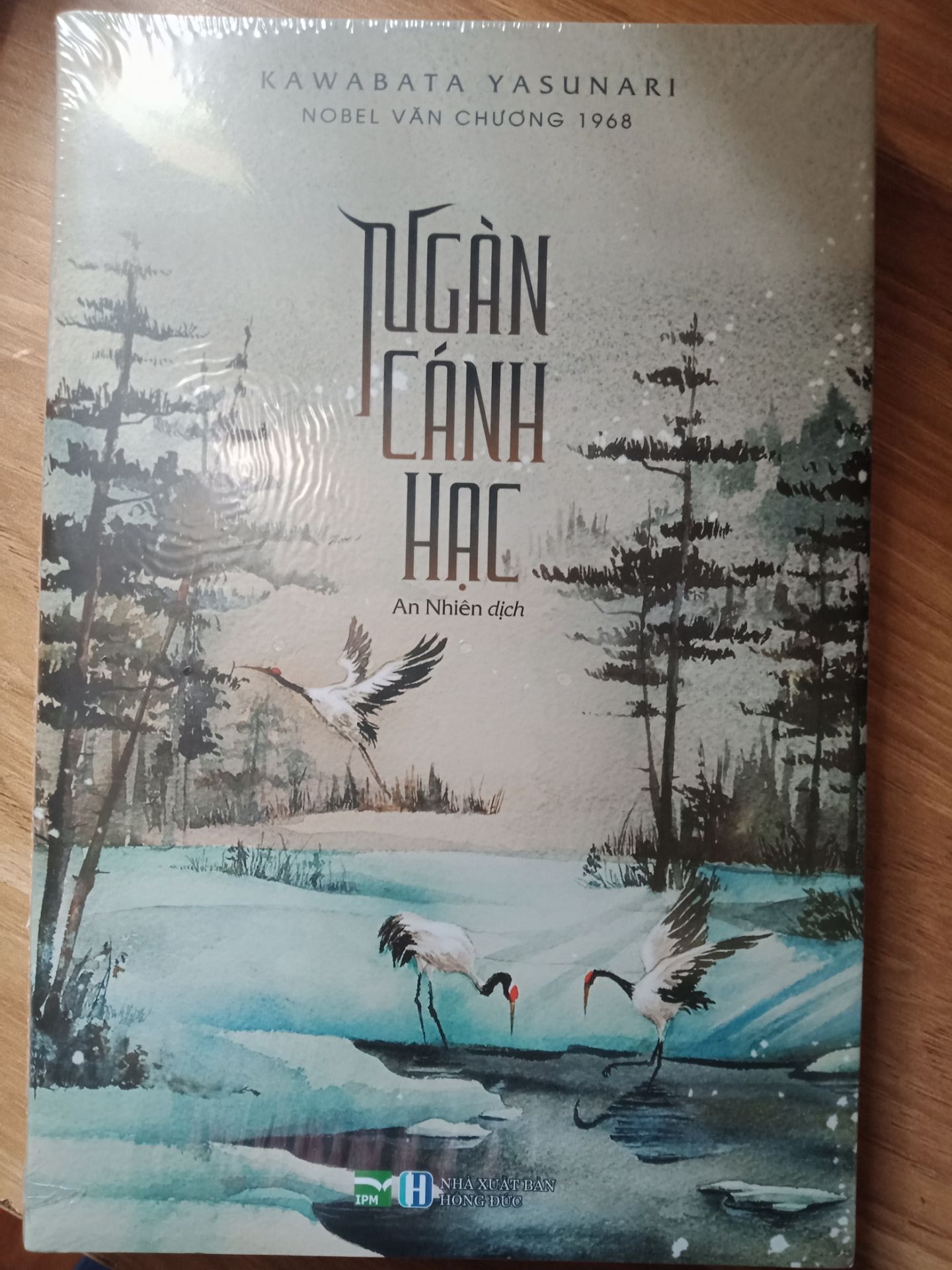 Sách của Carl Sagan hay miễn bàn, sách rất hấp dẫn và lý thú với những người thích tìm hiểu về vũ trụ, muốn biết nhiều thứ hơn về vũ trụ rộng lớn.
Còn về hình thức, sách khi giao đến có phủ một lớp bụi, sách trông rất cũ. Quá trình vận chuyển có phần không cẩn thận hoặc do lỗi từ trước đó mà sách bị bẩn và hơi nhăn gáy.   Nên dù sách hay thì vẫn có gì đó làm mình thấy không ổn.