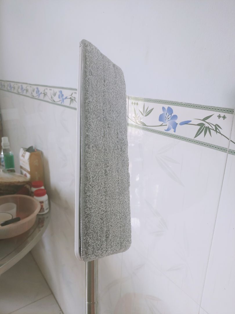 mình dùng bộ lau nhà Pr01 này lâu rồi, xu cái là hôm rồi đè hơi mạnh tay cây lau gãy mất, may quá parroti có bán cây rời, rước ngay em nó về, cứ nghĩ có cây lau thôi mở hộp còn đc tặng kèm miếng lau nữa, quá đã luôn, lau em này thích lắm nha, mn nên sắm ngay 1 bộ đi nè