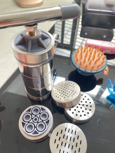 đã dùng thử đồ làm bún. nói chung xài ổn. inox chắc chắn dễ tháo dễ vệ sinh
Hộp treo gắn bàn khá chắc chắn. tuy nhiên bằng nhựa cứng dễ bể khi rớt nha. mình voi tình đánh rơi đã nứt 1 đường.
Đồ massage gội đầu xài cực thích