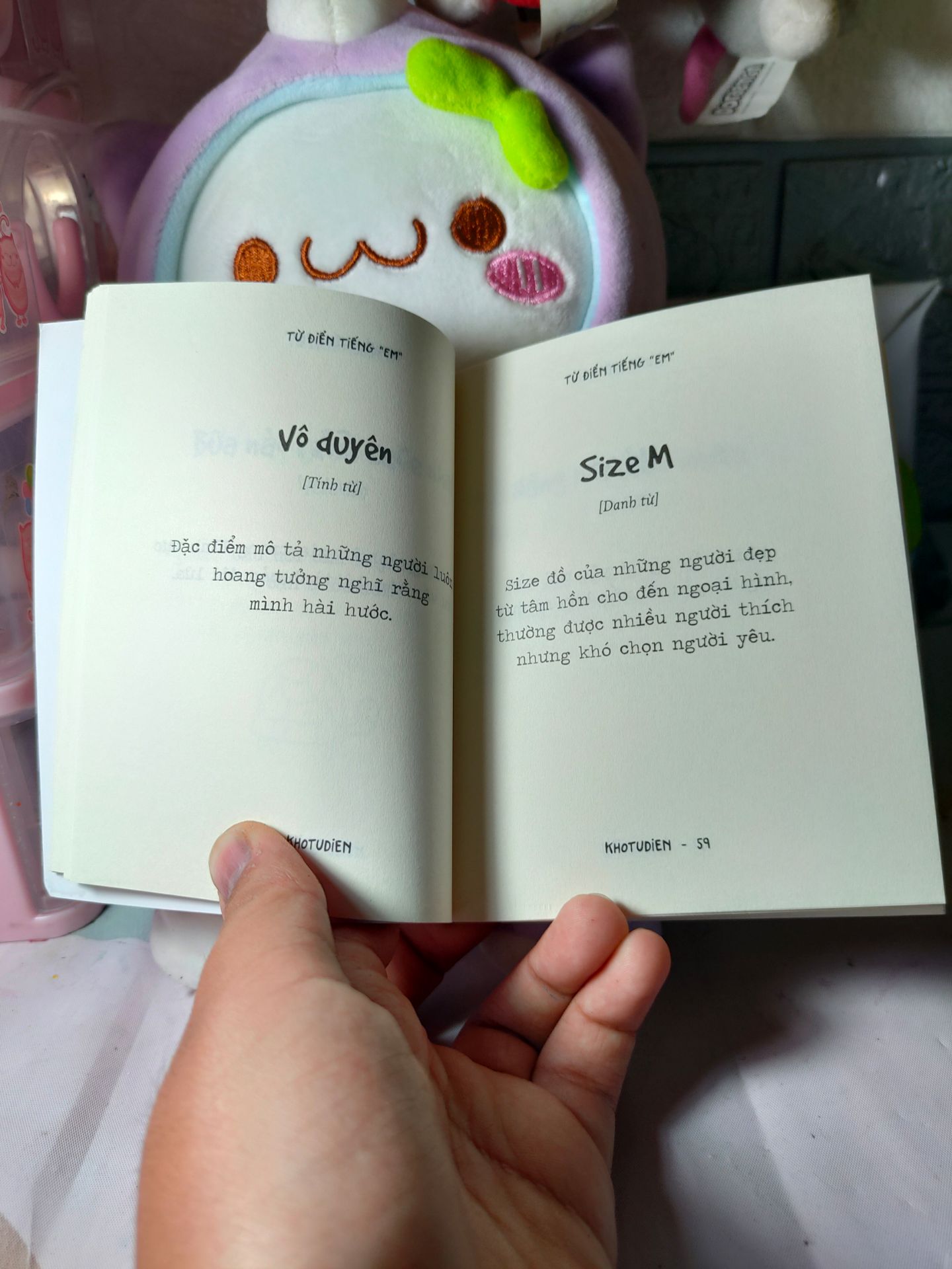 Bạn này nhỏ như cuốn " Vui bẻ không quạu nha"
_Mik đọc mà cười một mik, mẹ mik tưởng mik bị điên chứ.
_Sách không phù hợp cho thanh niên nghiêm túc, đàn ông đang cho con bú, trẻ em đang mang thai.
_Nói chung là mình ưng, nhưng 5 sao là Trung 
Quốc , mik định cho 1 sao,1 sao là Việt Nam :)))) ( Mik cho 4 sao vì mik thích cấm hỏi )? Bạn này nhỏ như cuốn " Vui bẻ không quạu nha"
_Mik đọc mà cười một mik, mẹ mik tưởng mik bị điên chứ.
_Sách không phù hợp cho thanh niên nghiêm túc, đàn ông đang cho con bú, trẻ em đang mang thai.
_Nói chung là mình ưng, nhưng 5 sao là Trung 
Quốc , mik định cho 1 sao,1 sao là Việt Nam :)))) ( Mik cho 4 sao vì mik thích cấm hỏi )?