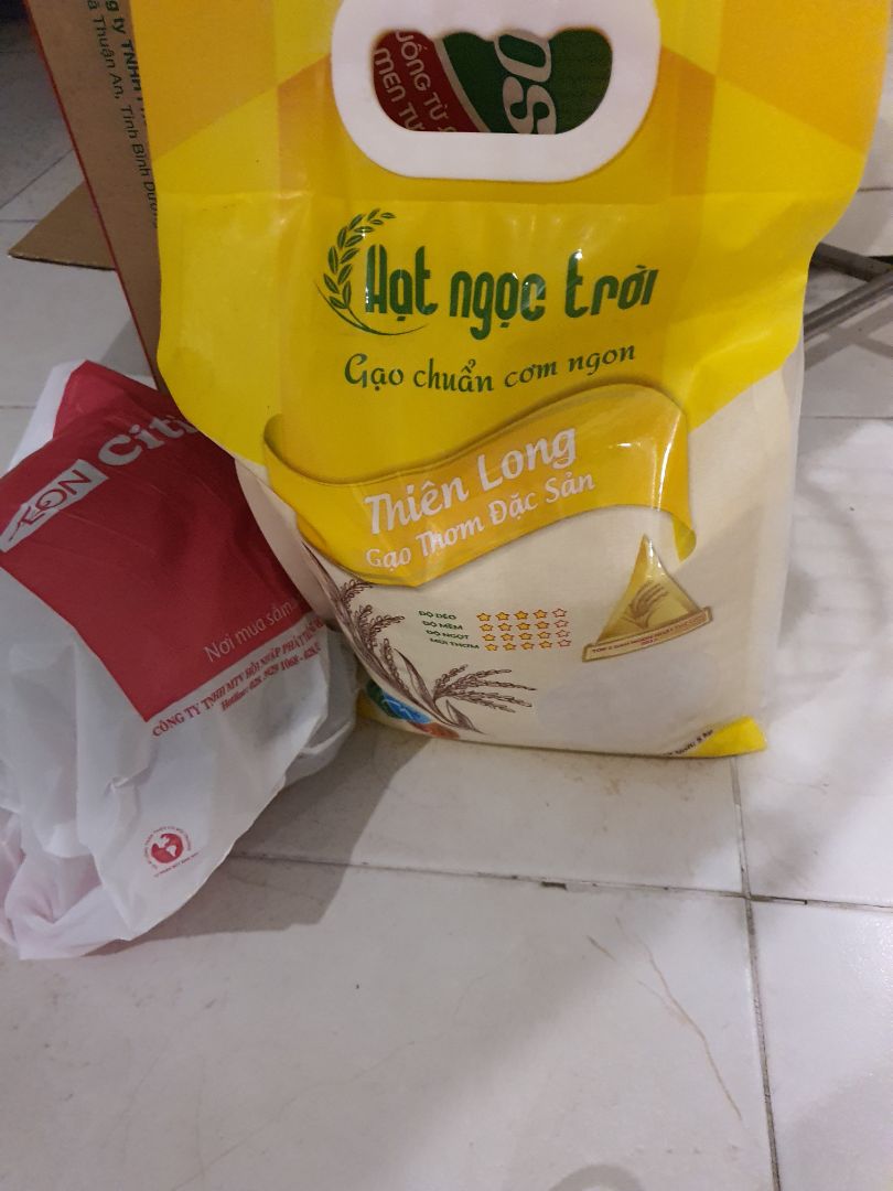 M có thấy dẻo 4 sao, thơm 4 sao nên mới mua, nhưng gạo ko thơm, ko dẻo mà nở. Gạo ưa nước, nấu ít nước thì khô queo, nấu nhiều nước chút thì nở với xốp. Do nhà mình thích cơm dẻo, thơm chứ ko thích ăn cơm nở, xốp nên cũng đắn đo mới mua. Mà mua rồi ăn ko ưng.