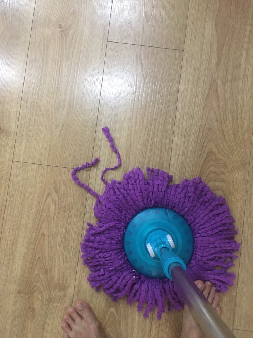 Trong quá trình lau, mặt bông thỉnh thoảng lại bị tuột ra ngoài.
Mình mới lau nhà sáng nay mà sợi bông đã bị xúc hẳn 2 sợi.
Lồng vắt nhỏ nên bất tiện vì mỗi lần muốn vắt thì phải đặt cây lau nhà từ từ vào hẳn trong lồng, rồi mới vắt. Nếu làm nhanh, nước sẽ chảy ra sàn gỗ vì sợi bông chưa vào trọn lồng vắt (sàn gỗ đọng nước sẽ mau hư) -> Mất thời gian cho mỗi lần vắt.
Tóm lại: đánh giá chất lượng không xứng với số tiền mình đã bỏ ra (890.000 đ/ bộ lau nhà). Vì mình hay mua sản phẩm thủy tinh của Lock & Lock, chất lượng tuyệt vời nên mình nghĩ các sản phẩm khác của Lock & Lock cũng thế. Nhưng thật không phải như mình nghĩ.
Kiến nghị: Đề nghị được sớm đổi sản phẩm khác, cụ thể bộ lau nhà 360 độ Omega Mop của Đài Loan. Số điện thoại của mình là Lan Anh ***