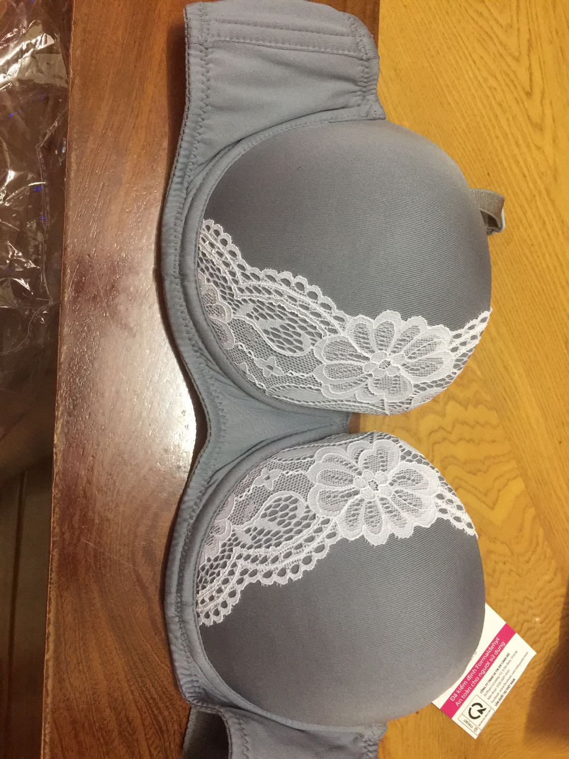 Giao hàng nhanh, đóng gói bảo quản cẩn thận. Anh ship nhiệt tình. Áo mặc mềm, ôm ngực.