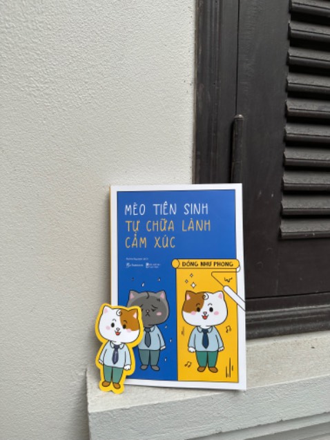 Lúc đầu tui cx chần chừ vì thấy giá bìa hơi cao, cuối cùng qđịnh hốt về thì thấy quá đáng tiền haha. Sách giải quyết những vấn đề tâm lý/cảm xúc thg gặp như là nghiện mua sắm, chán đi làm,… Điểm sáng chính là con Mèo tiên sinh, mỗi lần thấy tranh của nó là buồn cười *** :)))))