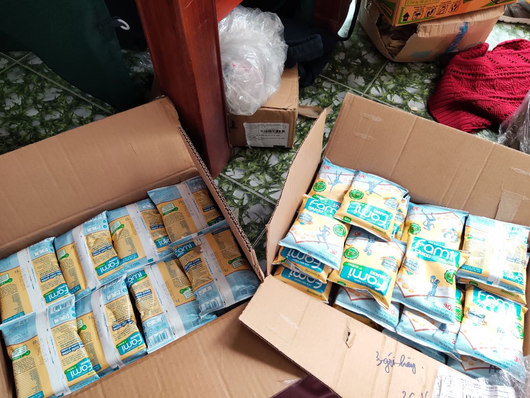 tiki gửi hàng là hai thùng sữa 
Một thùng đúng loại bịch là 40 bịch .Thùng còn lại vỏ thùng của dòng hộp 6 lốc nhưng trong lại bỏ 36 bịch.Rất tiếc khách ko quay video ngay từ đầu khi nhận để có bằng chứng , bây giờ tiki cãi bay như khách *** quỵt 4 bịch sữa.Đơn hàng đã thanh toán trước lại nặng ko nỡ để shipper hoàn về .