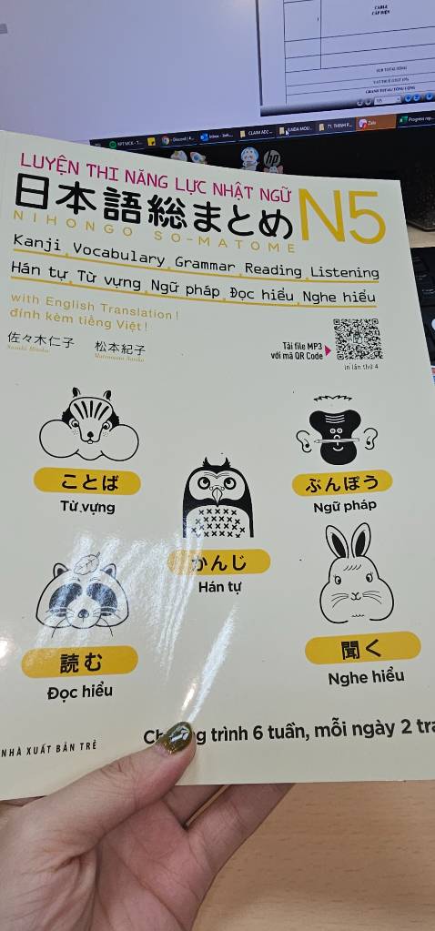 Sách trình bày dễ hiểu, dễ học, sinh động. Được tặng một cái bút bi nước cute