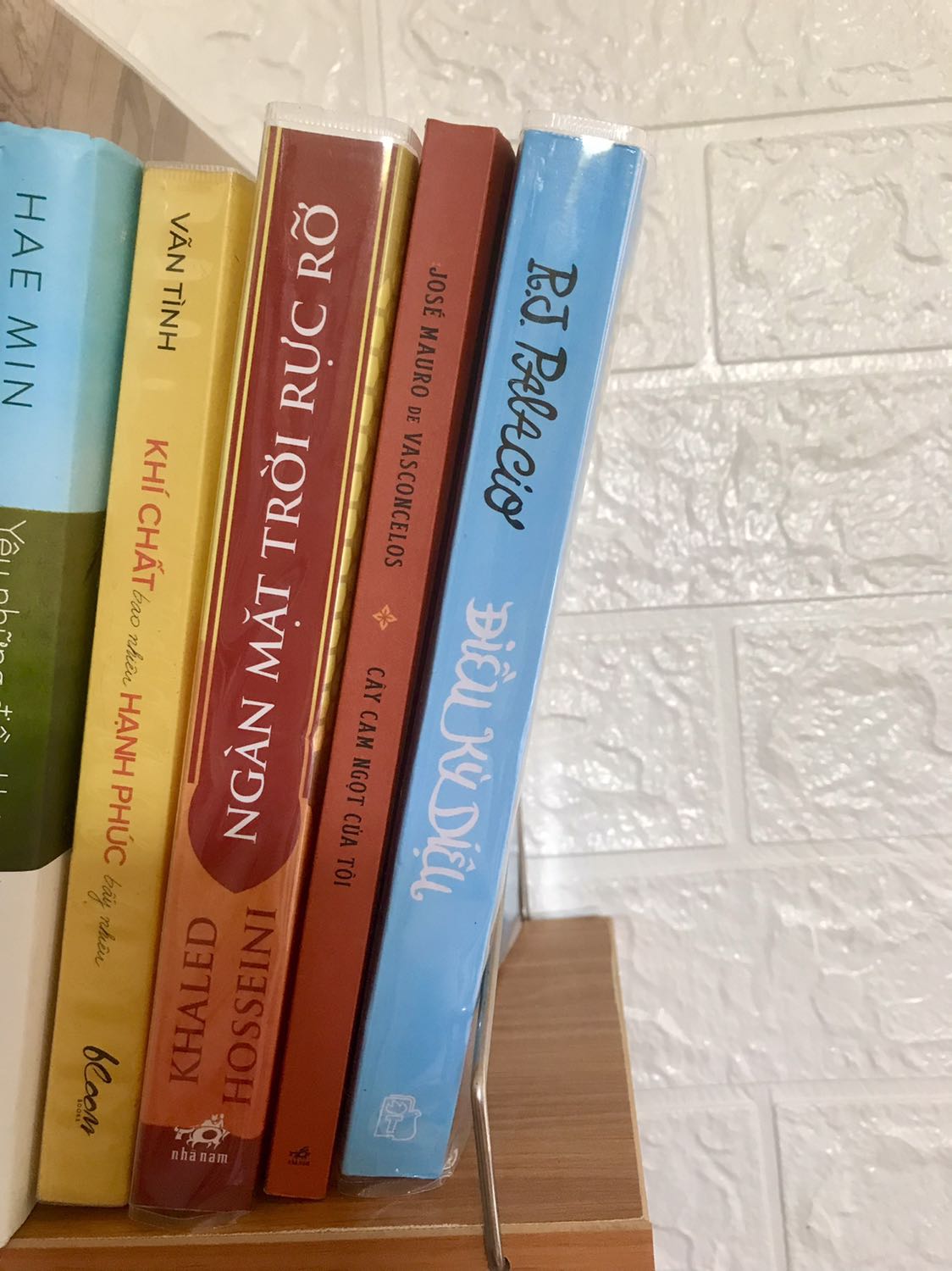 Mình vừa mới đọc xong câu chuyện. Cảm xúc đầu tiện lắng đọng lại là sự bình an và lòng biết ơn cuộc sống, biết ơn mọi thứ xung quanh ta. 

Câu chuyện có giọng văn nhẹ nhàng, thanh thoát, nhấn mạnh sức mạnh kỳ diệu của tình bạn, tình yêu gia đình. Đặc biệt, câu chuyện của cậu bé August nhấn mạnh rằng: mỗi người chúng ta đc sinh ra trên thế gian này đều là 1 món quà. Mỗi ngày chúng ta sống và phát triển trong thế giới này đã là 1 điều kỳ diệu. Hãy cứ là 1 người tử tế, khiếm nhường và vị tha, thế gian xung quanh bạn sẽ từ đó mà ủng hộ bạn