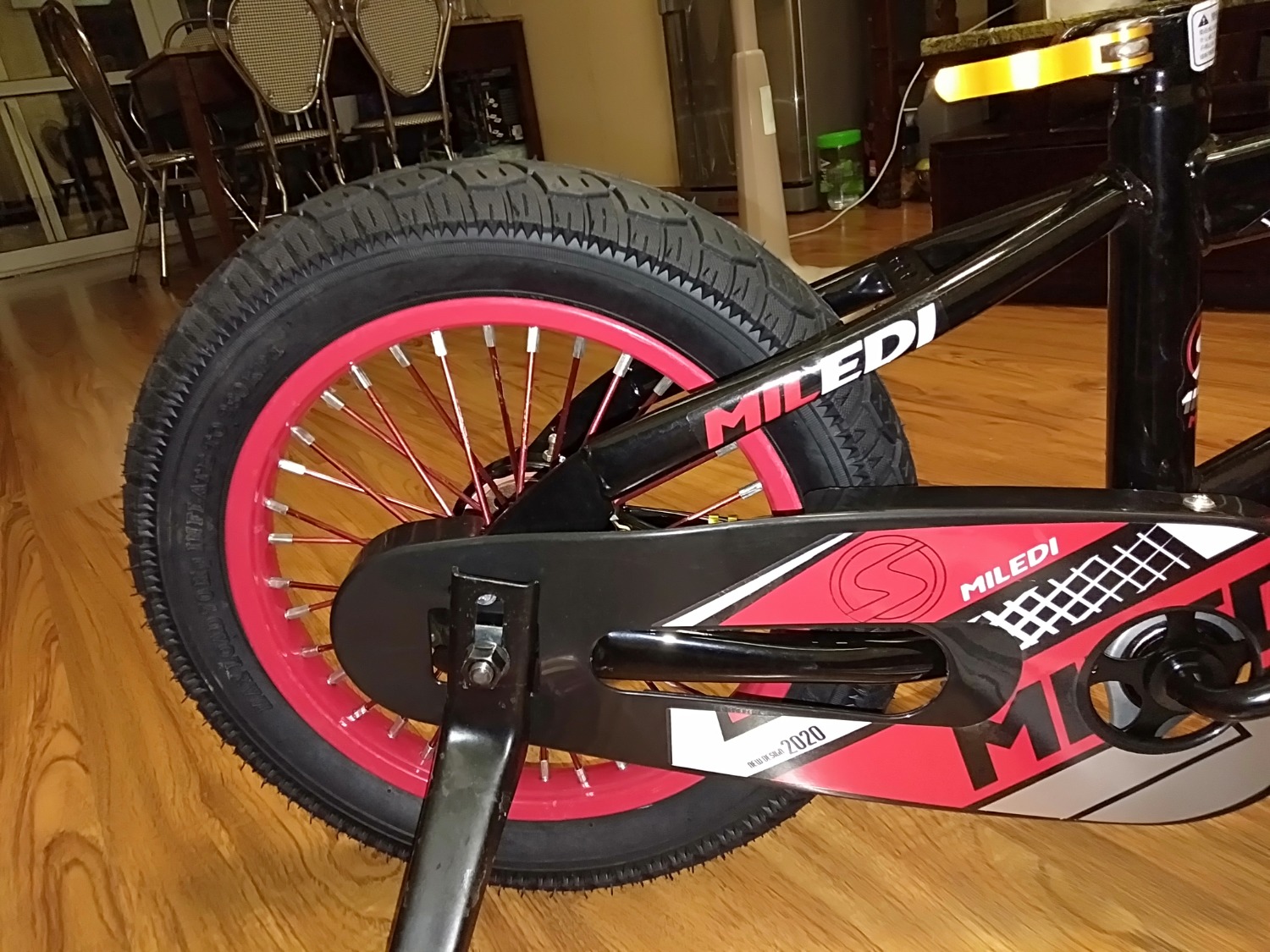 Đơn hàng 667149397 ngày 19/6/2020 là sản phẩm xe đạp trẻ em. TIKI Giao hàng là phụ tùng xe đạp rời. Không có hướng dẫn lắp ráp, không có địa chỉ đơn vị bảo hành. 
Xe đạp là sản phẩm nguyên chiếc giao đến khách hàng phải trong trạng thái sử dụng tốt. Vì vậy đơn hàng TIKI đã giao không đúng sản phẩm dịch vụ, đề nghị đổi trả hàng theo đúng đơn hàng.