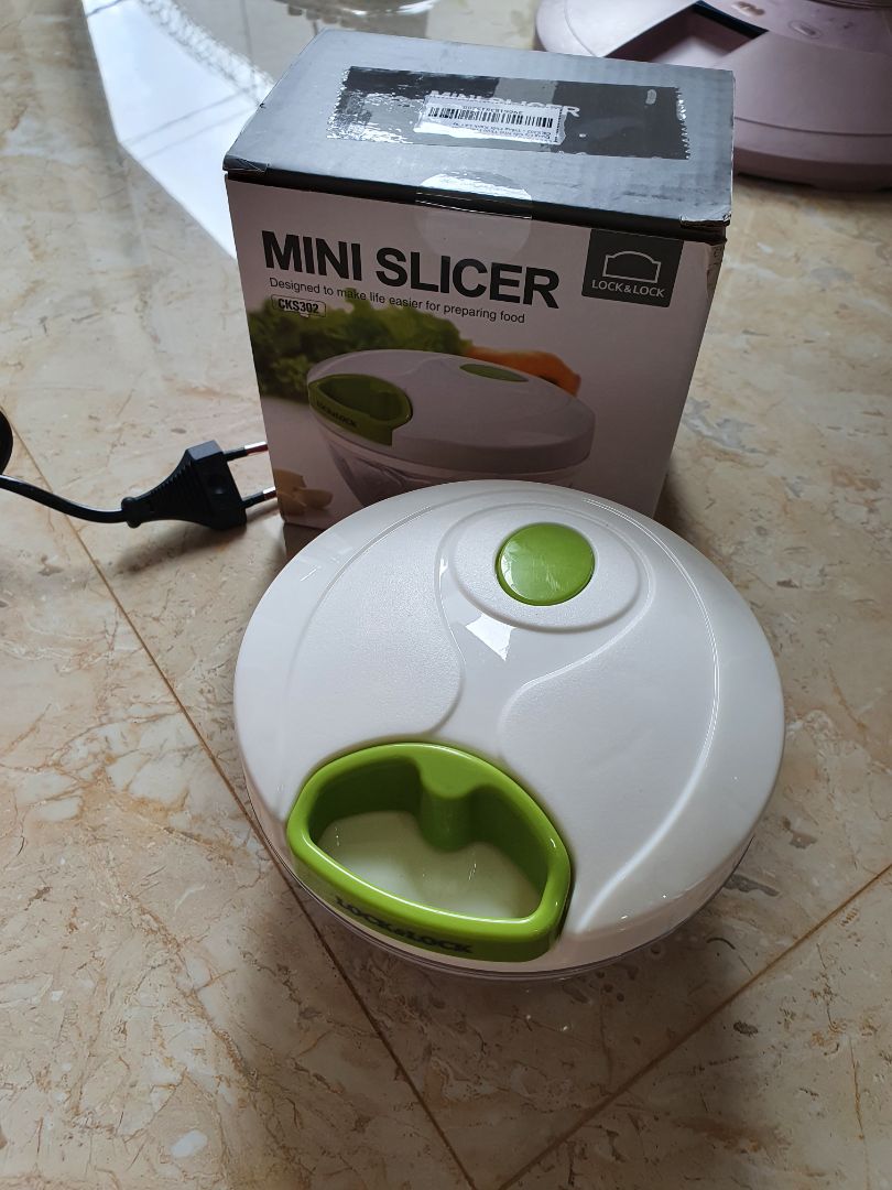 sản phẩm đẹp chắc chắn, khuyên các bạn nên mua loại xay tỏi ớt của lock&lock,chứ loại bình thường kia nhựa kéo bị đau tay, và một điểm cộng nữa là mình không nghĩ là nó to như vậy