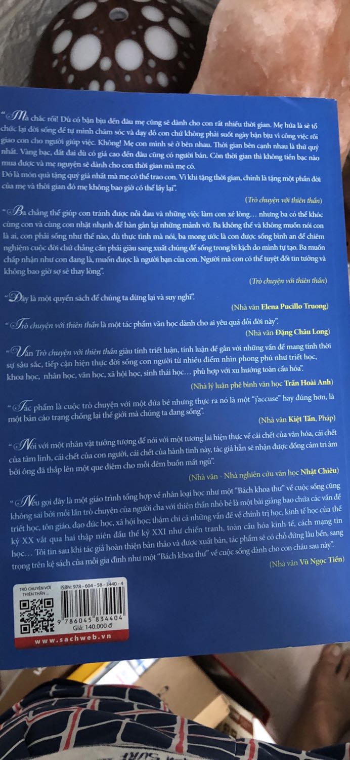 Nói với một nhân vật tưởng tượng để nói với một tương lai hiện thực về cái chết của văn hóa, cái chết của tâm linh, cái chết của con người, cái chết của hành tinh này, tác giả hẳn sẽ nhận được đồng cảm tri âm bởi ông đã thắp lên một que diêm cho mỗi đêm buồn mất ngủ”.