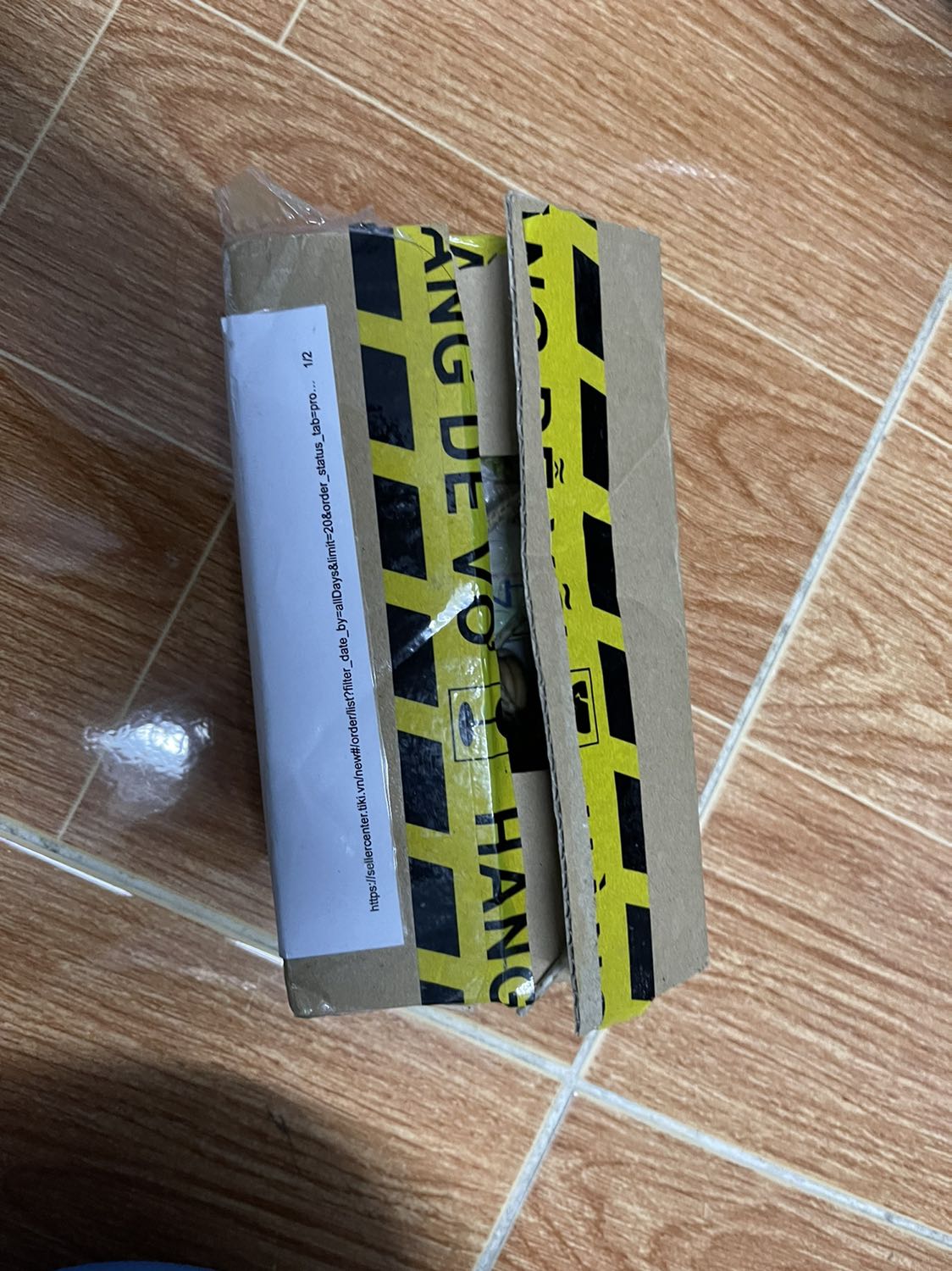 Đầu tiên là thấy đóng gói rất cẩn thận, hàng hoá mở ra thấy ok về bên ngoài, còn chất lượng thì để xài xem ntn, bạn shippe của tiki cg rất nhiệt tình, nhà mình có ng lớn tuổi nên khi lấy hàng hơi mất thời gian nhưng bạn ship cg rất vui vẻ. Cảm ơn tiki