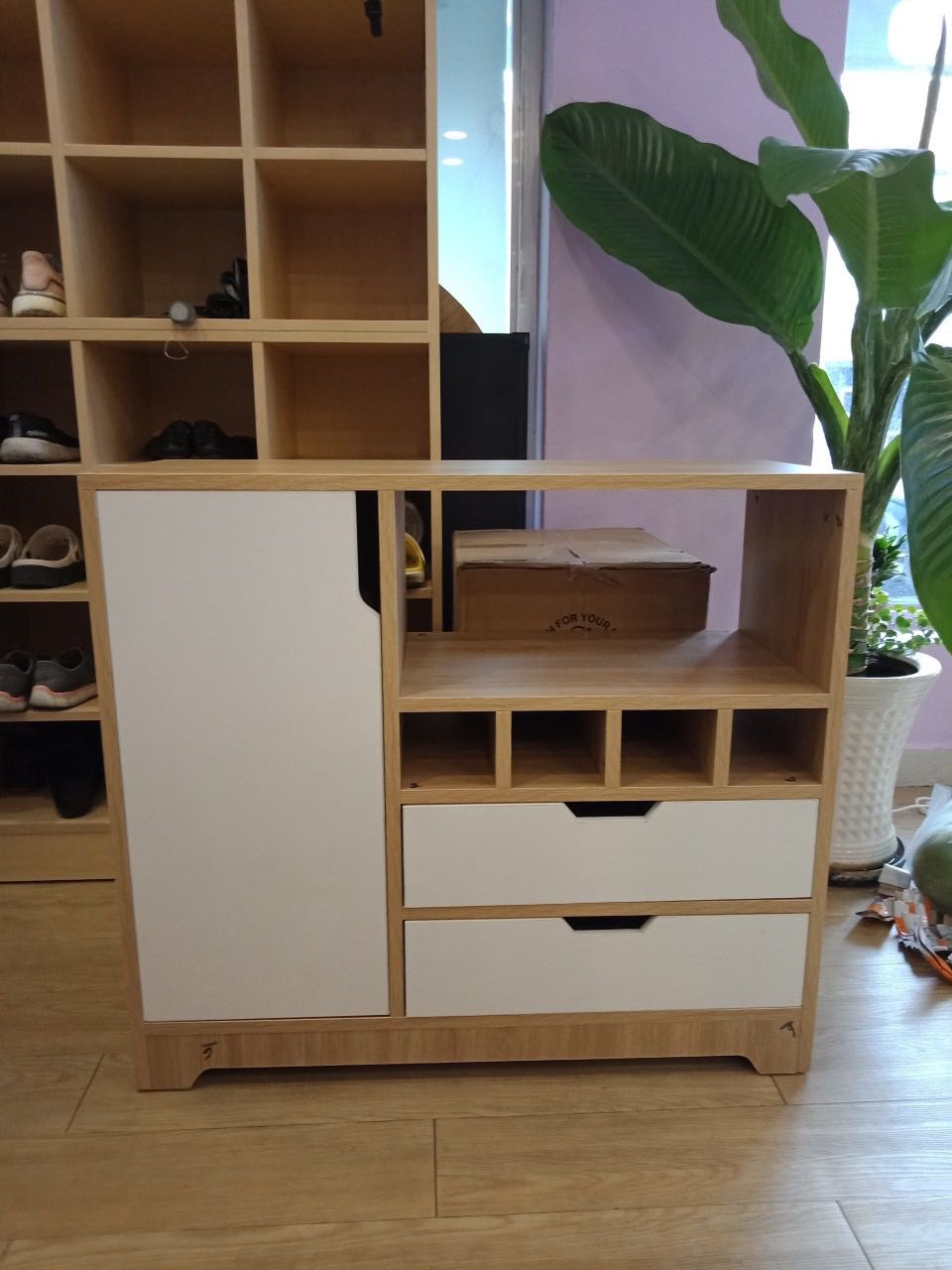 Tủ rất đẹp mình thích và rất hài lòng về chất lượng sản phẩm cũng như dịch vụ của shop
Cũng may shop có nhân viên đến giao và lắp đặt cho mình luôn chứ nhà mình toàn nữ chân tay lóng ngóng k biết làm sao
Sản phẩm shop đóng gói kỹ càng, giao hàng nhanh, nvien nhiệt tình

Quá xứng đáng cho shop 5 sao không phải suy nghĩ!