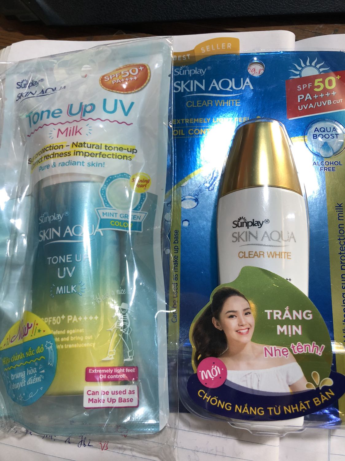 Giao hàng nhanh, hàng nguyên vẹn, nhưng thấy giơ lên xem có nửa chai (đóng bao bì rõ to) không biết có đủ trọng lượng 25g không ???
Chất kem màu trắng mới thoa thì hơi nhờn bóng, 1 lúc sau thì thấm hết, về khoản nâng tone thì nâng rất rất nhẹ khi thoa thôi, sau thì không có gì khác biệt. Kiểm dầu thì chưa biết, vì vừa nhận. Sẽ phản hồi sau