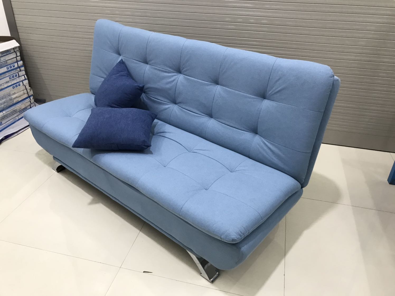 Sản phẩm vận chuyển bị ố bẩn, màu sắc ko giống mẫu trong hình (ảnh shop qc vải màu xanh đậm sọc xước, tựa lưng ko có lỗ) thực tế nhận màu xanh nhạt, chân inox rất yếu ko cứng cáp như mình nghĩ, ngồi 1 bên bị hơi bập bênh. Vì mình ở tỉnh đã thanh toán và chờ đợi 12 ngày mới nhận được hàng nên mình nhận hàng luôn ko liên hệ tiki đổi trả mất thời gian. Có thể camera iphone chưa phản ảnh đúng màu sắc tuy nhiên các bạn khi mua nên cân nhắc kĩ hơn.