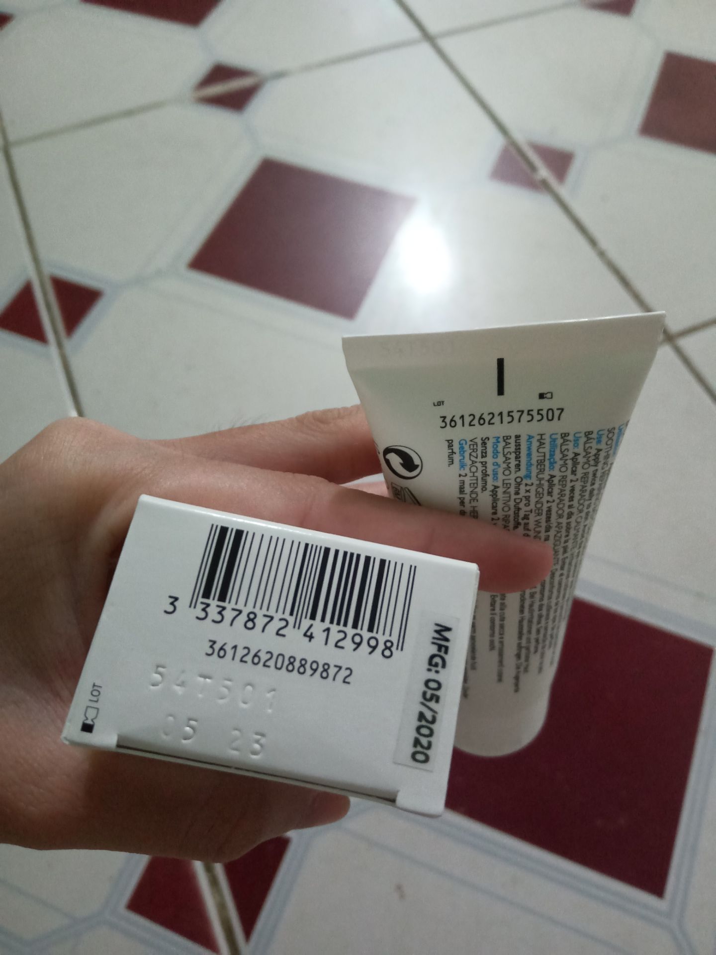 Khi mình nhận được hàng, thật sự rất thất vọng với bộ phận gói hàng và vận chuyển. Thứ nhất, không có sốp hay gì gói kèm để bảo vệ sản phẩm trong quá trình vận chuyển. Thứ hai, khi mình nhận được hàng thì gói hàng bị mốp méo nghiêm trọng. May là sản phẩm phía trong không bị ảnh hưởng nhiều. Sản phẩm mình nhận được thì có lớp màng bọc bên ngoài, hộp y nguyên, tuy nhiên vấn đề quan trọng nhất ở đây là tại sao mã sản phẩm ở hộp và trên thân tuýp kem lại không giống nhau như vậy. Vậy thì có đảm bảo là hàng auth hay không? Hi vọng Tiki nhanh chóng đưa ra lời giải thích hoặc cách giải quyết hợp lý cho mình. Mình sẽ update lại đánh giá sau khi nhận được phản hồi hợp lý từ Tiki.