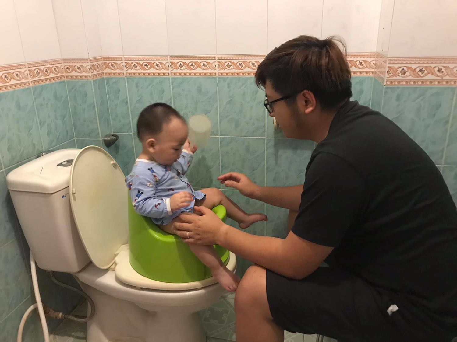 Bô chân ái luôn. Mua lần này là lần 2 rồi. Rửa vệ sinh thay bỉm quá tiện Bô chân ái luôn. Mua lần này là lần 2 rồi. Rửa vệ sinh thay bỉm quá tiện