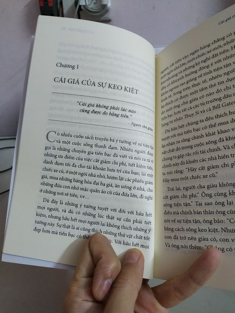 Sách hay nhé mọi người. Tác giả chưa bao giờ làm mình thất vọng:v. Nội dung viết về cách giàu mà không ti tiện, keo kiệt và ko phải là lấy vợ giàu để giàu:))). Dịch vụ TiKi tốt  đánh 5 sao cho dịch vụ. Sách mới, giá rẻ, giao hàng lại siêu nhanh. Anh giao hàng thân thiện đội mưa đi giao hàng( gọi mình 2 cuộc không được anh đi giao đơn khác mình gọi lại a đã quay lại giao cho mình) nhưng rất thân thiện, vui vẻ. Cảm ơn Anh, cảm ơn TiKi!!!